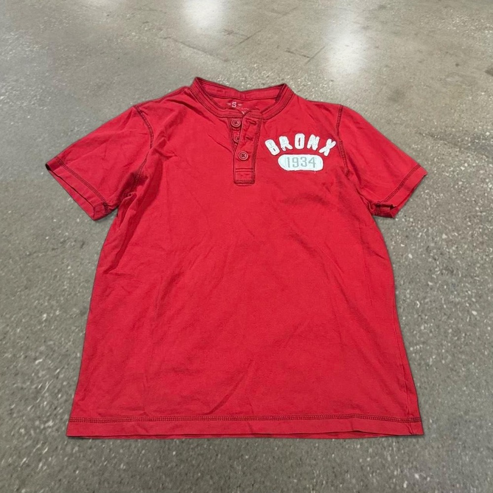 Old Navy Mens Red Bronx 1934 Graphic Henley Short Sleeve Shirt Small Y2K
